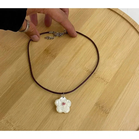 VTG Mother of Pearl Carved Flower Pendant Necklace Leather Rope 13" Choker - Picture 8 of 11